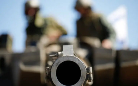 بالفيديو.. جريمة للاحتلال الإسرائيلي بتعرية عشرات الفلسطينيين أمام فوهات الدبابات