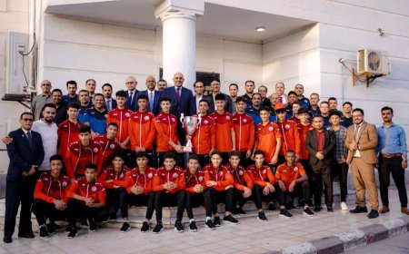 نائب رئيس مجلس القيادة الرئاسي الزبيدي يكرم منتخب الناشئين بمبلغ 360 ألف ريال سعودي