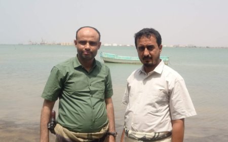 ظهور مفاجئ لـ(مهدي المشاط) على ساحل البحر الأحمر يتحدى البوارج الأمريكية بـ(المسدس)