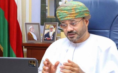 إعلان عماني بشأن هجمات الحوثيين في البحر الأحمر عقب تلقي وزير خارجيتها اتصالًا بريطانيًا
