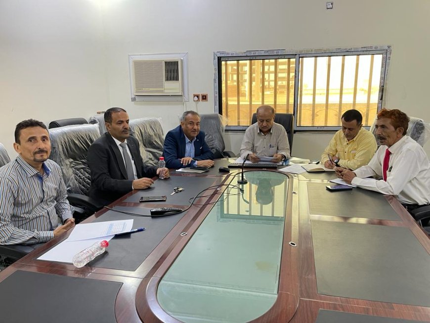 اجتماع في عدن يناقش اجراءات ضبط ومنع السجائر المهربة التي لا تحمل الطابع الضريبي الرسمي