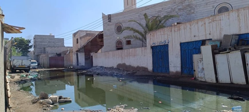 كارثة بيئية وصحية.. مياه المجاري تهدد بانهيار مسجد الرحمن في الممدارة بعدن