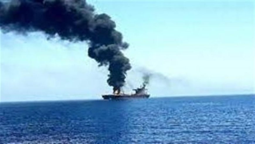 استمرت 90 دقيقة.. تفاصيل هجوم حوثي بـ 6 قوارب على سفينة قبالة سواحل عمان وباب المندب  