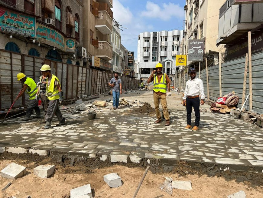 عدن.. مدير صيرة يطلع على سير عمل مشروع إعادة تأهيل ورصف شارع حسن علي بالمديرية