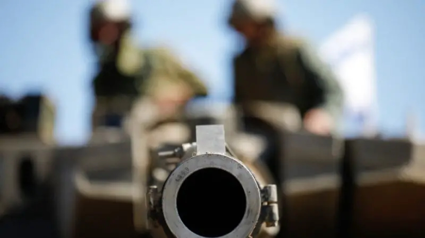 بالفيديو.. جريمة للاحتلال الإسرائيلي بتعرية عشرات الفلسطينيين أمام فوهات الدبابات