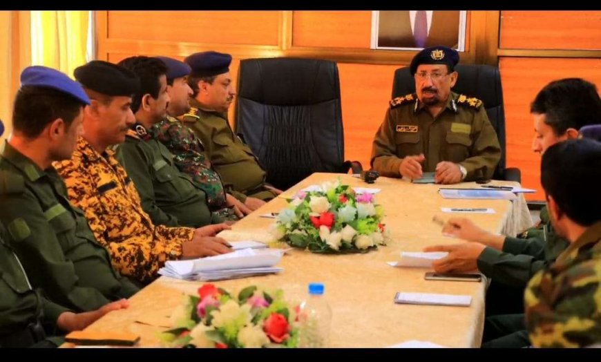 مدير عام شرطة مأرب العميد حُميد يعقد اجتماعا أمنيا بقادة المناطق الأمنية وأقسام الشرطة