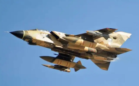 طائرات حربية تحلق في سماء الحديدة