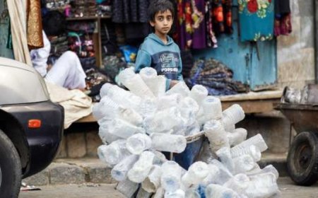 مكبات النفايات يعيل أسرًا عدنية.. حياة بواسطة القناني الفارغة!!