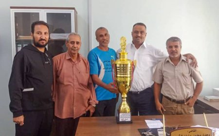مدير التواهي يلتقي الطاقم الفني لفريق التواهي الحائز على المركز الأول ببطولة دوري مديريات عدن