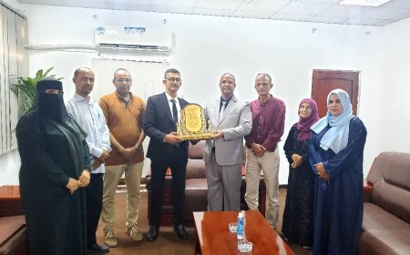 وزارة الشؤون الاجتماعية والعمل تكرم مدير مكتبها بساحل حضرموت درع التميز للعام 2023م
