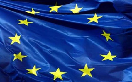 الاتحاد الأوروبي يبحث إرسال قوة بحرية لحماية السفن في البحر الأحمر.. تفاصيل