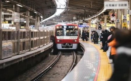 رجل يدفع سيدة لا يعرفها أمام قطار بشكل مفاجئ.. والسبب أغرب من الخيال