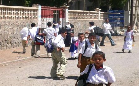 معلمون بعدن يهددون بالتوقف عن التعليم بسبب تأخر رواتبهم