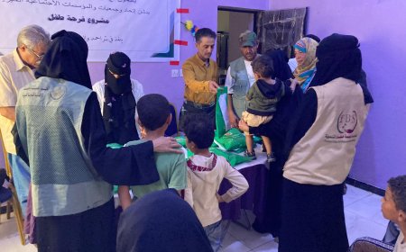 بالتعاون مع اتحاد الجمعيات والمؤسسات الاجتماعية الخيرية .. مؤسسة بصمة صفاء التنموية تدشن مشروع فرحة طفل للعام 2024م بعدن