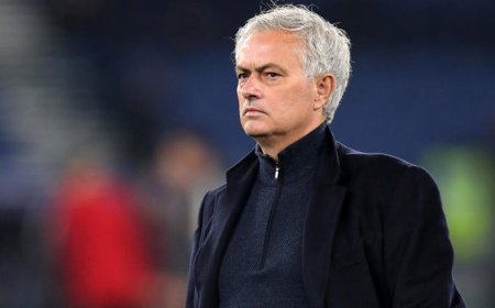 "المجد الأبدي لمورينيو" .. جماهير روما تدافع عن مدربها المُقال!