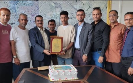 "الداؤودي" يكرم لاعب المنتخب الوطني للناشئين من نادي المنصورة "عمر الباقري"