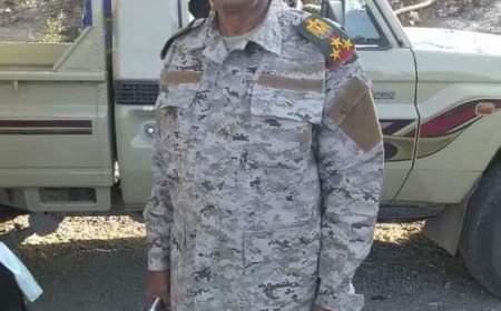 قائد المنطقة العسكرية الرابعة يعزي في وفاة العميد الركن علي مقبل محمد