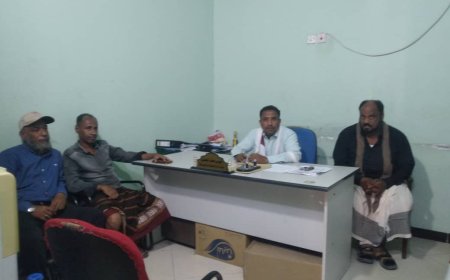 مكتب الصحة يناقش انضباط العمل اليومي لعمال دائرة الصيانة والخدمات بالإدارة العامة بحضرموت الساحل 