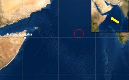 عاجل.. مسلحون على متن زورق يهاجمون سفينة قرب الصومال.. وإعلان للبحرية البريطانية