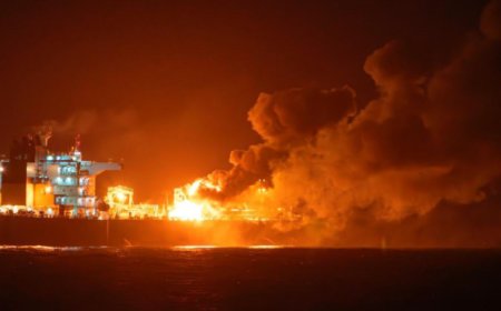 مازالت مشتعلة.. صور واضحة وجديدة للسفينة البريطانية (مارلين لواندا) وهي تشتعل بالنيران بعد اختراقها بصاروخ حوثي