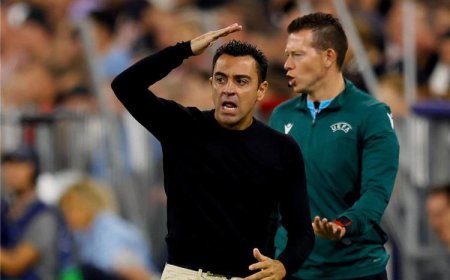 تشافي ينفجر ضد التحكيم في مباراة برشلونة وفياريال: هذا عار