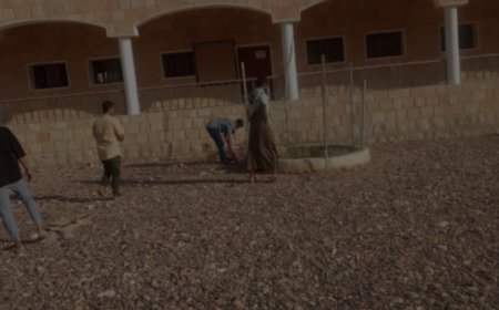 المجلس الطلابي لكلية التربية سقطرى يقوم بحملة نظافة في الكلية