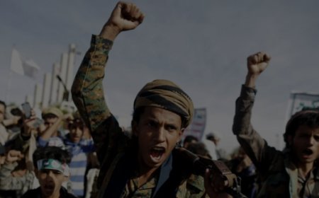 الحوثي: سنواصل مواجهة الهجمات على الملاحة الدولية 