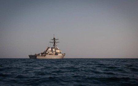 الحو.ثيون يعلنون استهداف سفينة حربية أميركية في خليج عدن