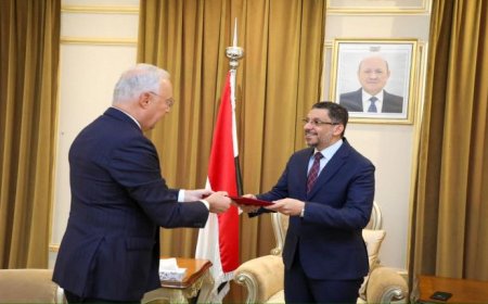 وزير الخارجية يتسلم نسخ من أوراق اعتماد سفيرا التشيك والنمسا لدى اليمن
