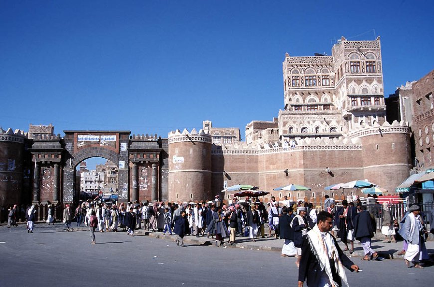 الحوثيون يحتجزون ممتلكات بصنعاء تابعة لمسؤولين وقيادات في الحكومة الشرعية.. أسماء