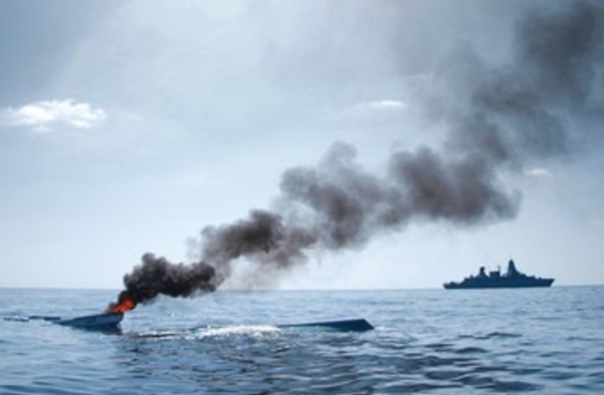 على وشك الغرق.. الشركة المالكة للسفينة التي قصفها الحوثيون في خليج عدن تكشف تفاصيلها بعد اشتعال النيران فيها