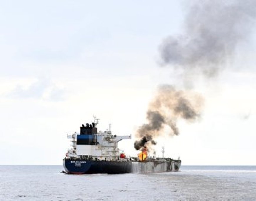 الحريق مازال مشتعلا وبريطانيا تتوعد بالرد.. صور وتفاصيل جديدة عن استهداف الحوثيون لسفينة النفط البريطانية