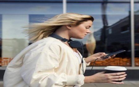 مخاطر لن تتخيلها لاستخدام الهاتف أثناء المشي.. هل يسبب العمى؟