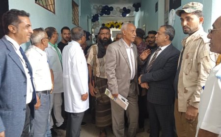 نائب وزير الصحة ورئيس جامعة عدن يفتتحان المعرض العلمي في معهد أمين ناشر