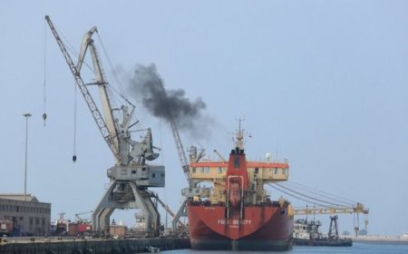 عاجل.. قصف مكثف يستهدف مواقع حوثية قرب ميناء الحديدة