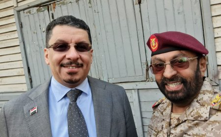 الدكتور ناصر الفضلى يهنئ الدكتور أحمد عوض بن مبارك