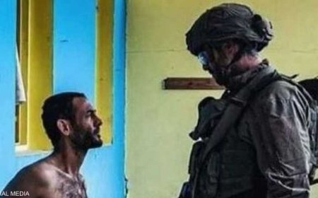 جيش إسرائيل يعلق على صورة "الجندي والمحتجز" ويكشف مصيرهما