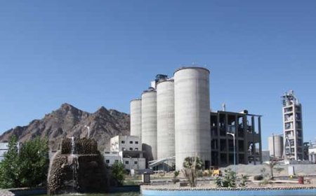 ربما يتسبب بأمراض خبيثة.. مواطنون بلحج يشكون من مخلفات مصنع اسمنت الوطنية 