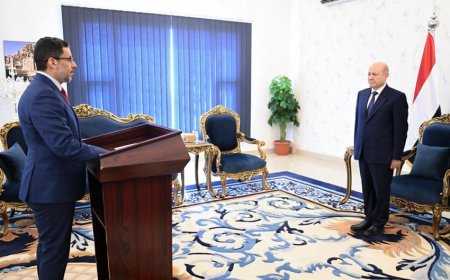 رئيس الوزراء يؤدي اليمين الدستورية أمام رئيس مجلس القيادة الرئاسي في عدن
