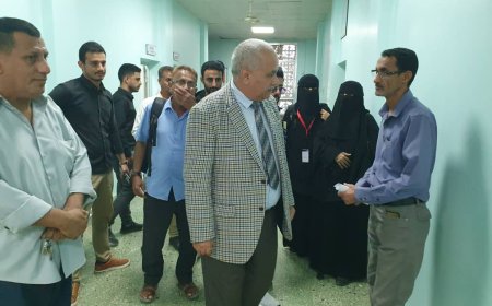 مدير عام الصحة بعدن في زيارة ميدانية لمجمع البريقة الصحي ويشيد بجهود منظمة مرسي كور