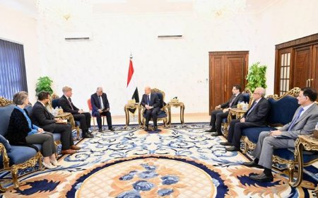 رئيس مجلس القيادة يستقبل في عدن المبعوث الخاص للامم المتحدة