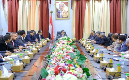 رئيس الوزراء يترأس في عدن اجتماعاً للغرفة التجارية وممثلي القطاع الخاص