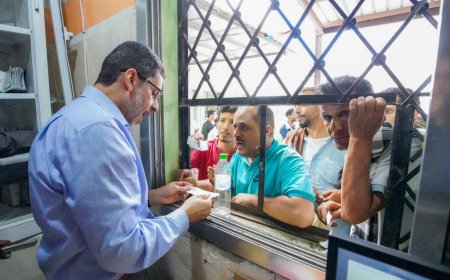 رئيس الوزراء يقوم بزيارة مفاجئة إلى جوازات عدن للاطلاع على كيفية إنجاز معاملات المواطنين