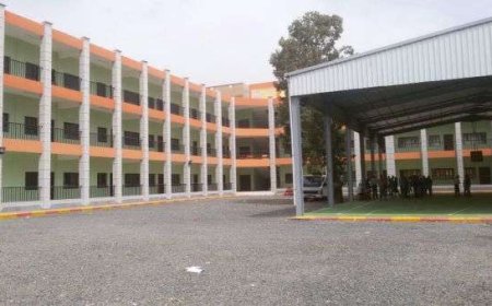 بطريقة وحشية.. طلاب يعتدون على معلم في مدرسة بعدن(فيديو)