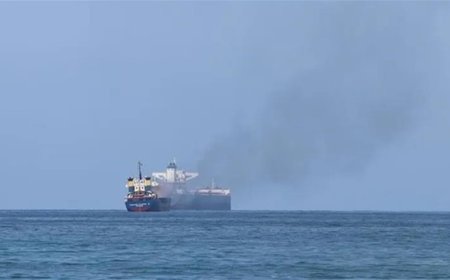 إجلاء طاقم سفينة تعرضت للاستهداف قبالة سواحل المخا