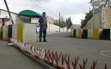 الحوثيون يسعون لتحويل السفارة الأمريكية والبريطانية إلى جامعتين 