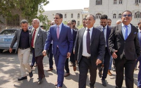 رئيس الوزراء يقوم بزيارة تفقدية إلى كليتي الطب والصيدلة بجامعة عدن ويطلع على فعاليات أسبوع الطالب