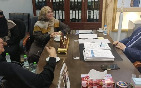 وزير الإدارة المحلية يلتقي فريق مناصرة العون القضائي للمعنفات التابع لاتحاد نساء اليمن - عدن