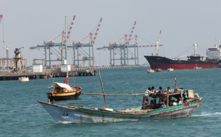 الحوثيون يستهدفون سفينة متجهة إلى ميناء عدن