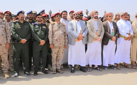 يتقدمهم العرادة وشريف.. تشييع رسمي وشعبي مهيب لجثمان فقيد الوطن اللواء حسن العبيدي بمأرب